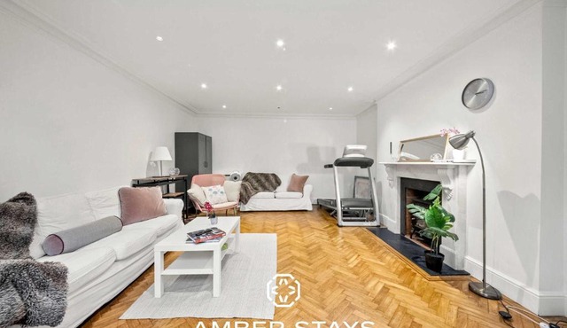 Modern 2 Bed Apartment in Notting Hill-Hyde Park by Amber Stays Perfect for Small Groups and Business Stays Sleep 4!