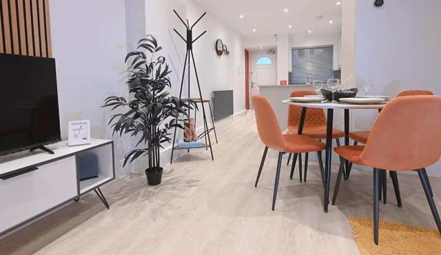 Modern 2 Bed Maisonette With Parking