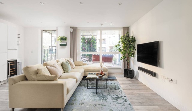 Modern 2-Bed with Balcony | Quiet Building