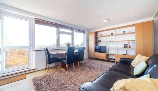 Modern 3 Bed Flat with Skyline Views, Wimbledon