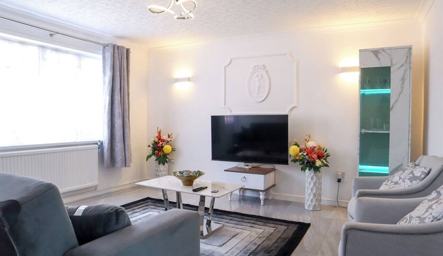 Modern 3-Bed Home by ExCeL Centre & City Airport