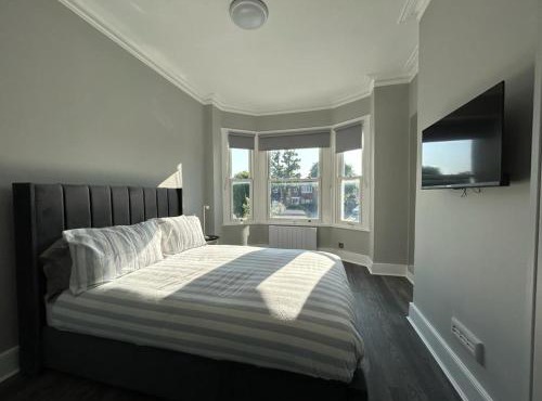 Modern 6BR Acton Home W3 Sleeps 11 Group Friendly