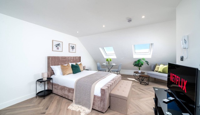 Modern Attic Studio w/ Parking & Smart TV SW16