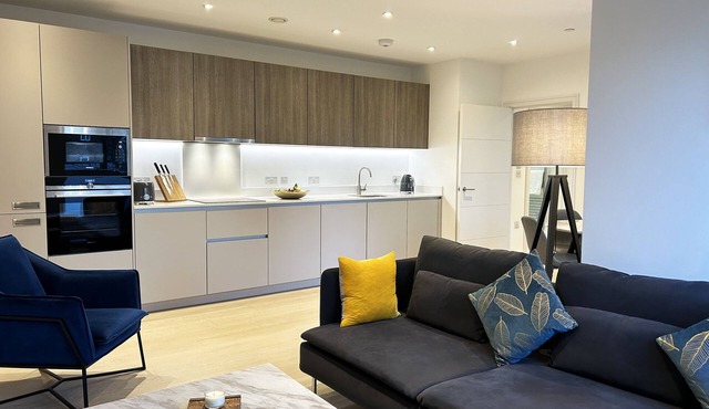 Modern bright 1 bedroom apartment with balcony, courtyard, gym & 24-hr concierge