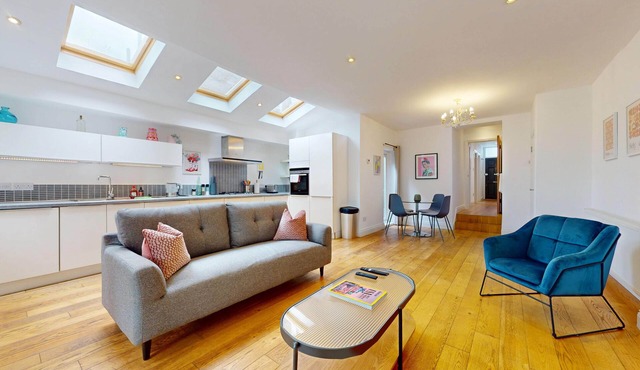 Modern Home w/Garden 4 Min Walk to Kilburn Station