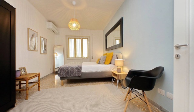 Modern spacious apartment and close to the subway!