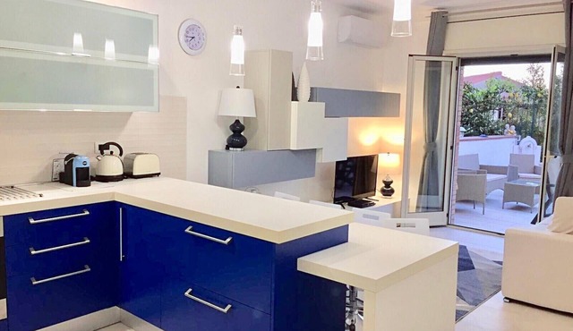 "MOTTOLA APARTMENT" SUITE with Terrace 200 m from the sea
