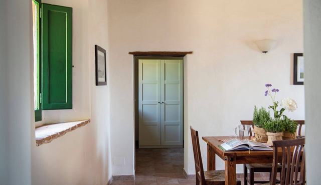 Myrtle Apartment, 4 beds. Private garden with sea view