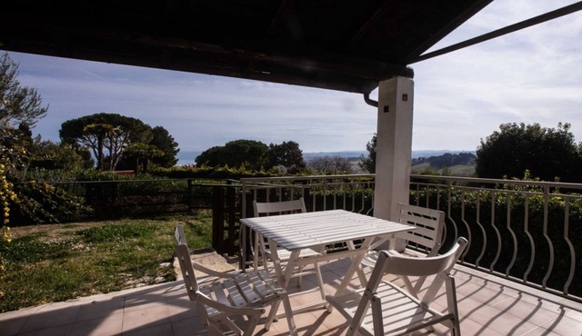 N110 - Numana, villa with garden and sea view