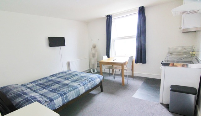 Near Croydon, Central London 20 minutes. New studio flat in period house.