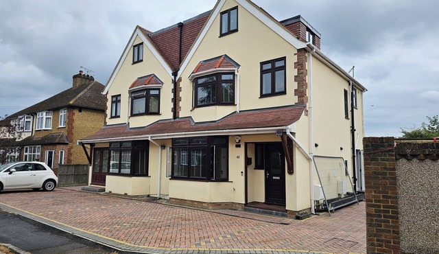 New Spacious 5-bedroom house in Staines-upon-Thames. Shortwood Stay.