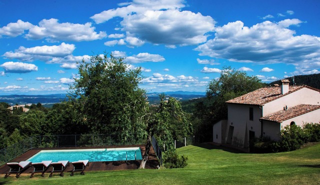 Newly restored farmhouse with private garden and exclusive pool