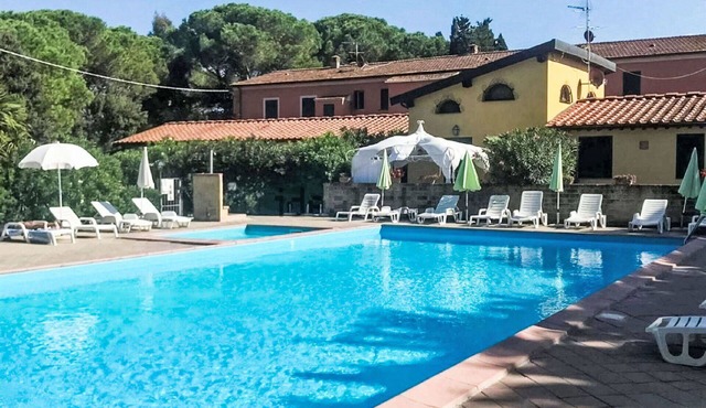 Nice apartment for 3 guests with A/C, pool, WIFI, TV and pets allowed