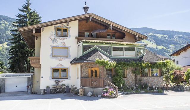 Nice apartment for 6 people with WIFI, TV, balcony and pets allowed