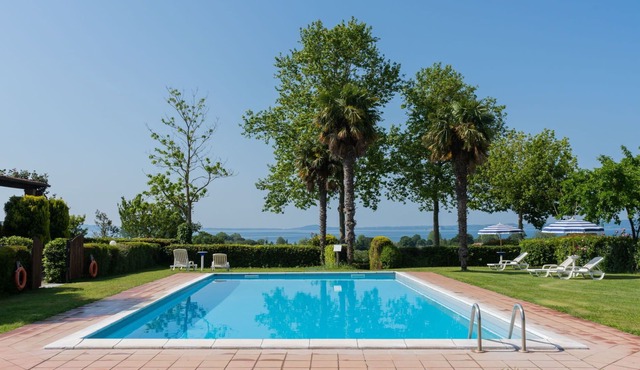 Nice apartment in villa for 4 people with pool, WIFI, TV, patio, pets allowed and parking