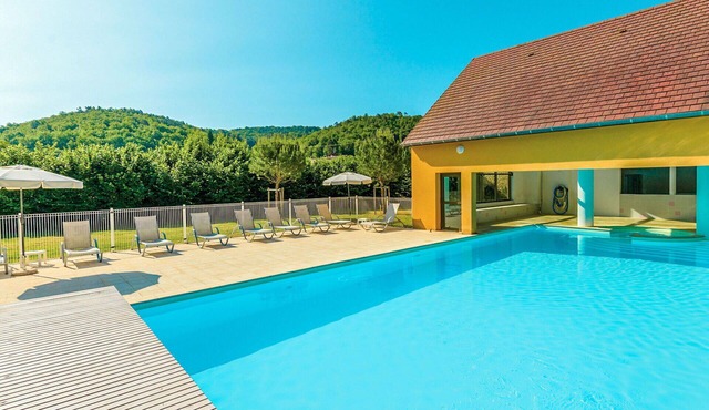 Nice apartment in villa for 4 people with pool, WIFI, TV, terrace and pets allowed