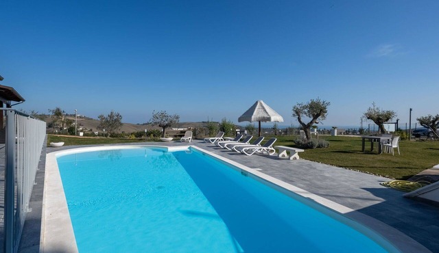 Nice apartment in villa for 4 guests with A/C, pool, WIFI, TV, patio and pets allowed