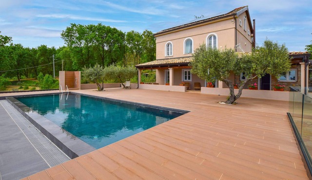 Nice home in Satriano