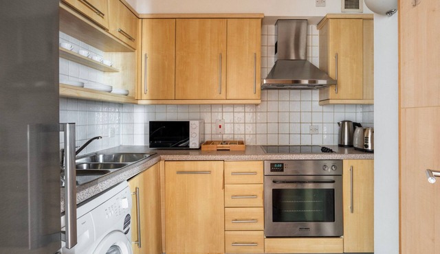 Nice Waterloo 2BR w/ Open Plan, nr Museums & London Eye, by Blueground