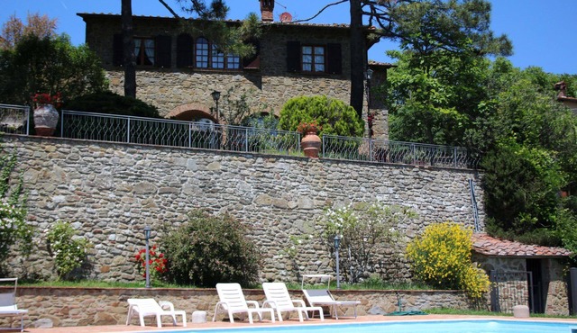 Old stone farmhouse perfect for 6 people. Set on a hill in a panoramic position overlooking vineyard