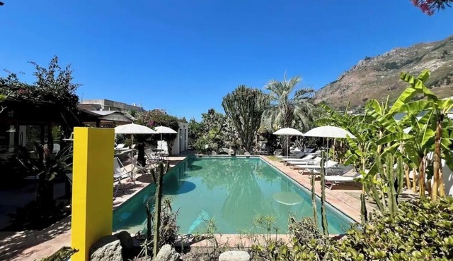 "Olive Room" with garden, swimming pool and spa hot tub