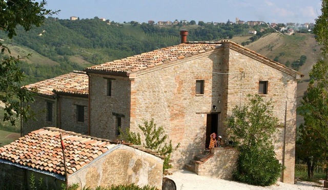 Organic vineyard/olive farmhouse with superb views of the Mountains/valley