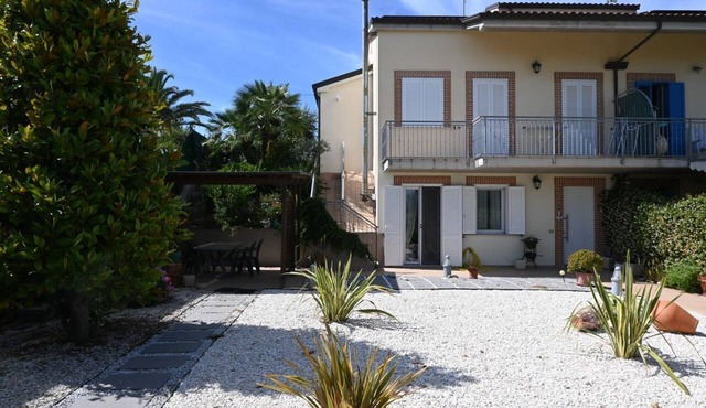 P099 – Porto Recanati, elegant a villa with a garden.