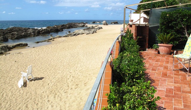 PANORAMIC VILLA ON THE BEACH with natural rocks and natural sea pools