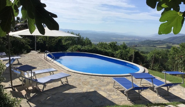 Panoramic rustic between Umbria and Tuscany, with swimming pool