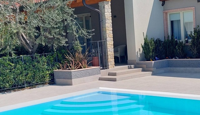 Pergola House 2 - Poolfront with parking space