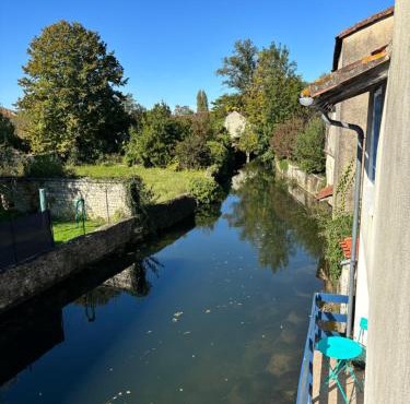 Pieds dans L'Aume - Right on the river centre of town