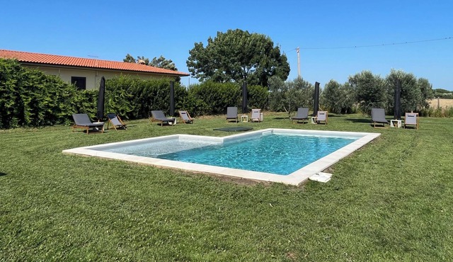 Podere Bianco Farmhouse - villa with swimming pool