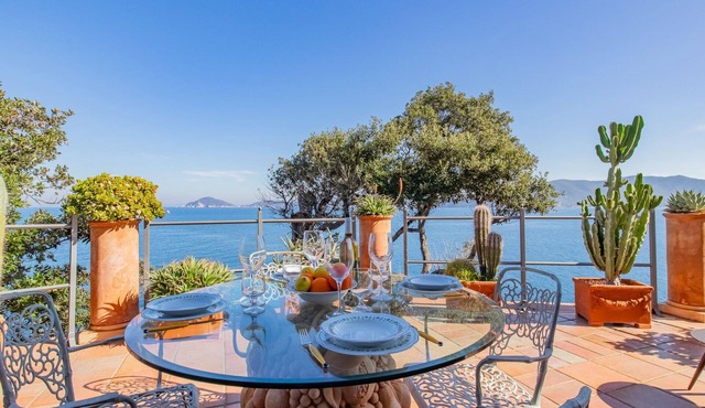 Prestigious beachfront luxury villa with private access to the beach.