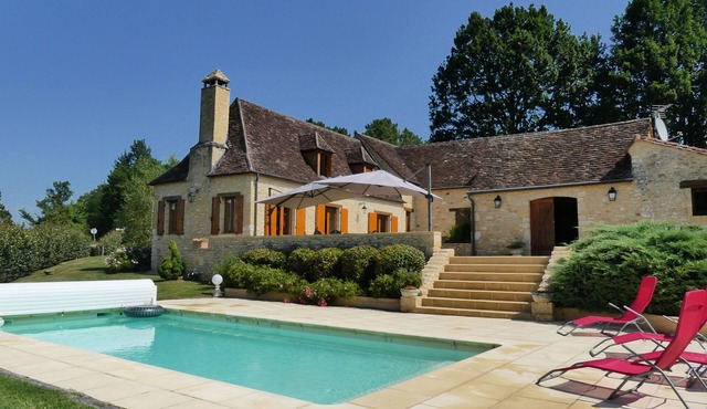 Pretty 17th century farmhouse, restored with pool, beautiful view of the valley