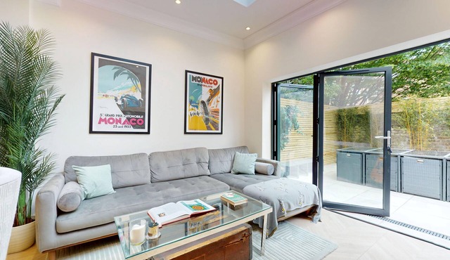 Prime 3BR Flat With Private Patio-Walk to Tube