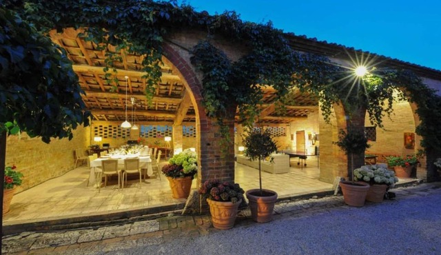 Private Villa with private pool, WIFI, A/C, hot tub, TV, patio, panoramic view, close to Siena