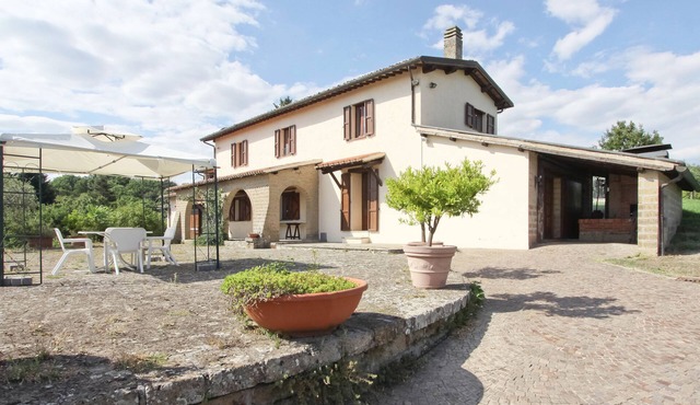 Private villa with pool overlooking the lake Bolsena