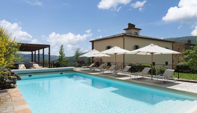 Private Villa with WIFI, hot tub, A/C, private pool, TV, patio, panoramic view, close to Arezzo