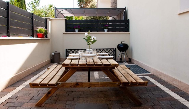 R12 STUDIO APARTMENT WITH PATIO AND GARDEN