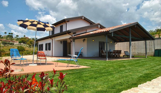 RED ROSES ground floor flat in villa