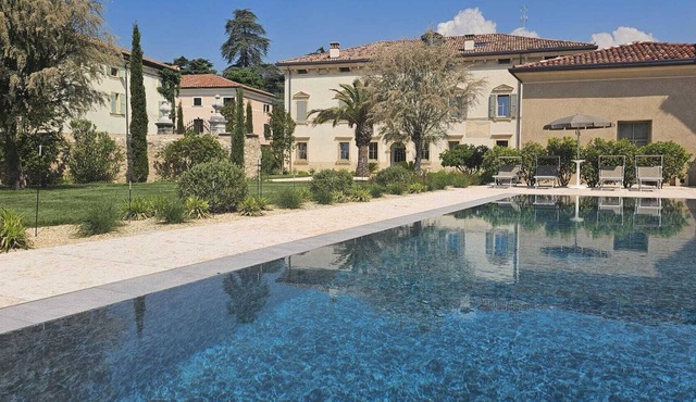 Relax and Comfort in an Elegant Venetian Villa with a Beautiful Outdoor Pool