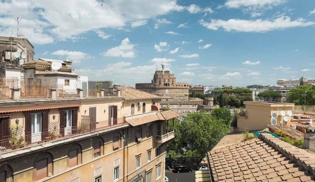 Renaissance views: Penthouse near Castel Sant'Angelo & St. Peter's Basilica