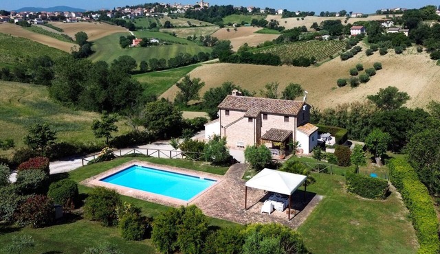 Restored 4/5 bedroom farmhouse with pool ,super fast WiFi contemporary interior