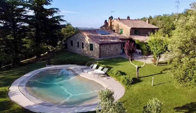 Restored farmhouse between Rome and Florence