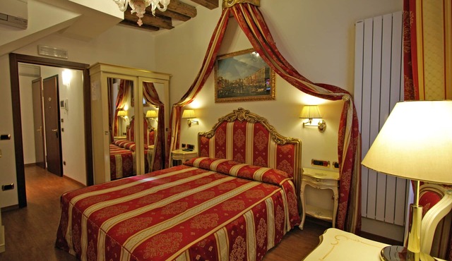 Rialto Bridge located in the very heart of Venice. All Inclusive WiFi