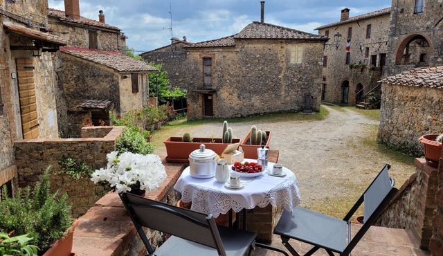 Romantic apartment located in a hamlet in the Sienese countryside