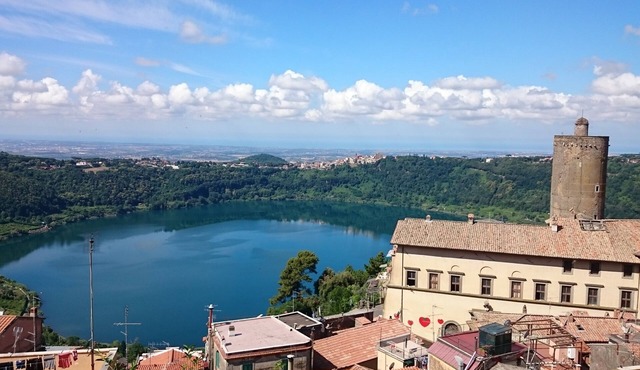 Romantic apartment with spectacular views over the lake and sea