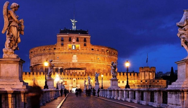Rome: luxury apartment in front of S. Angel’s Castle, ideally located: 5 minutes walk from S. Peter, Navona square and Campo de’ Fiori, excellently served and relied