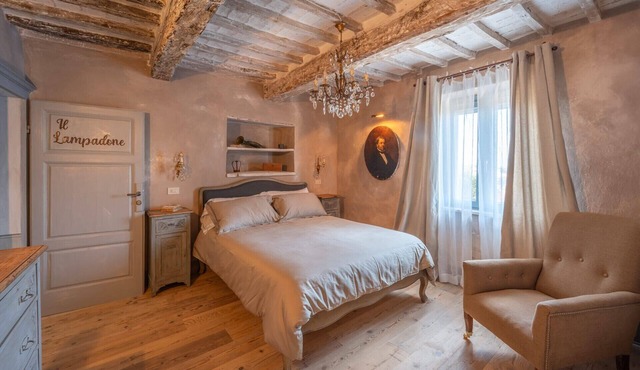 Room 'L'imbrunire - Il Lampadone' with Shared Garden, Wi-Fi and Air Conditioning
