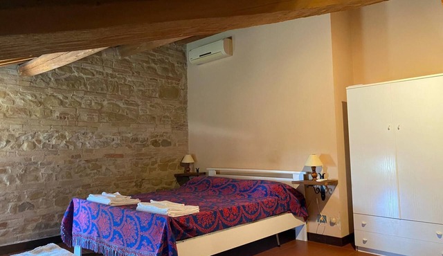 Room with private bathroom in farmhouse of period villa